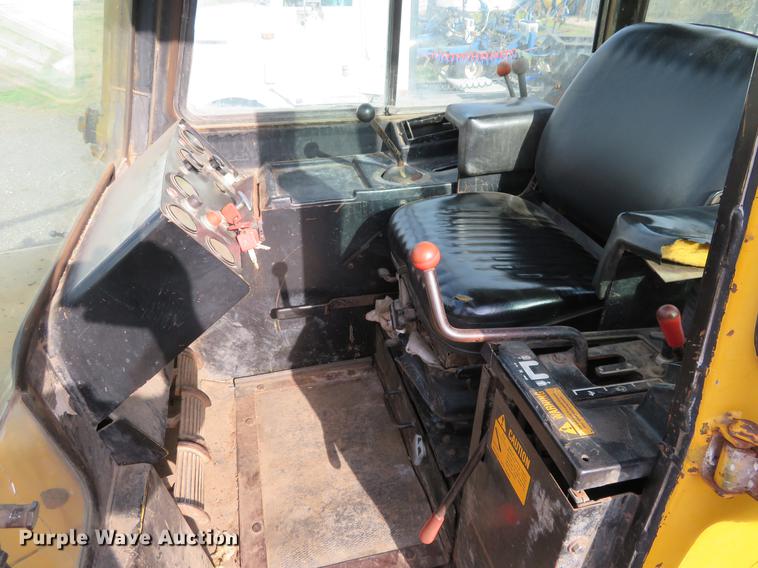 image for item EJ9541 1989 John Deere 750B dozer