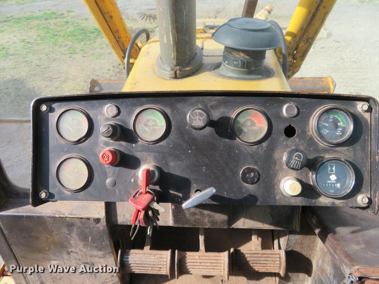 image for item EJ9541 1989 John Deere 750B dozer