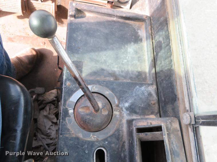 image for item EJ9541 1989 John Deere 750B dozer