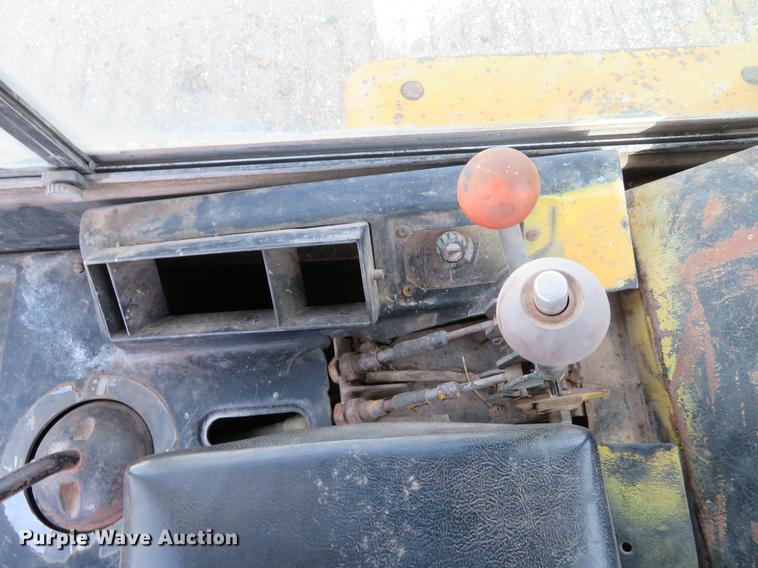 image for item EJ9541 1989 John Deere 750B dozer