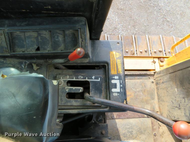 image for item EJ9541 1989 John Deere 750B dozer