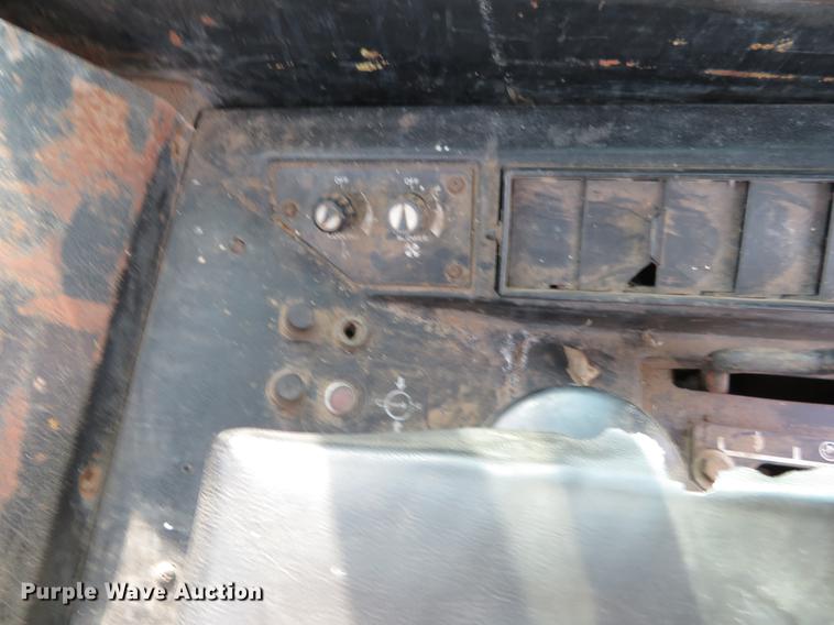 image for item EJ9541 1989 John Deere 750B dozer