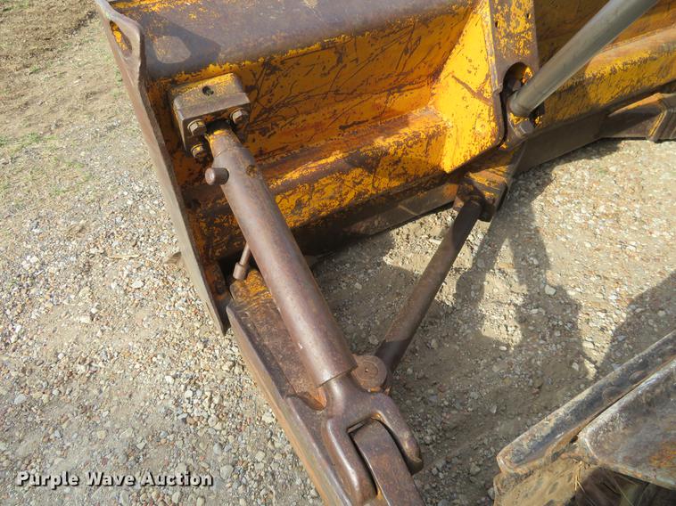 image for item EJ9541 1989 John Deere 750B dozer