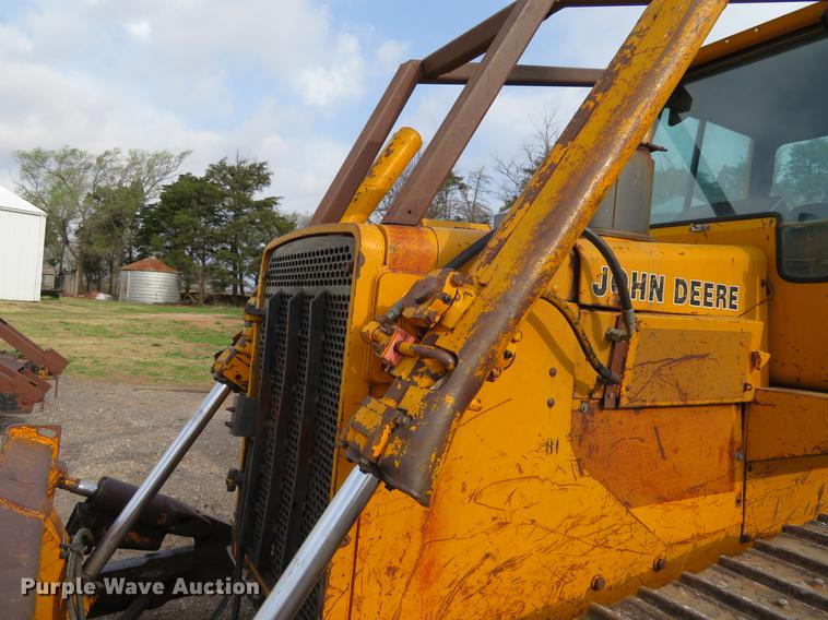 image for item EJ9541 1989 John Deere 750B dozer