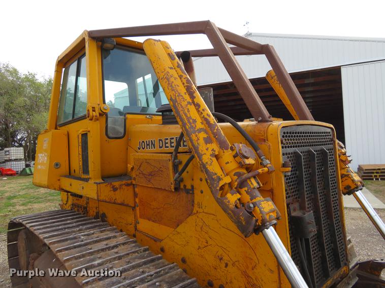 image for item EJ9541 1989 John Deere 750B dozer