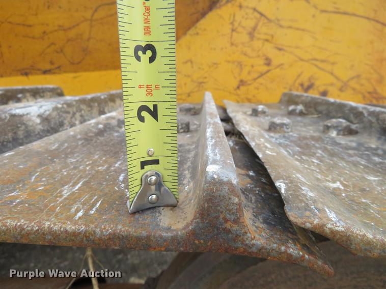 image for item EJ9541 1989 John Deere 750B dozer