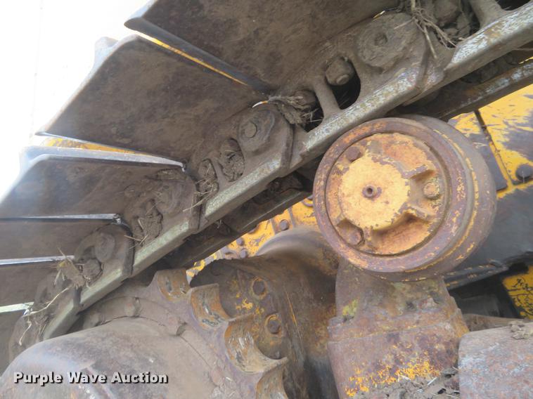 image for item EJ9541 1989 John Deere 750B dozer