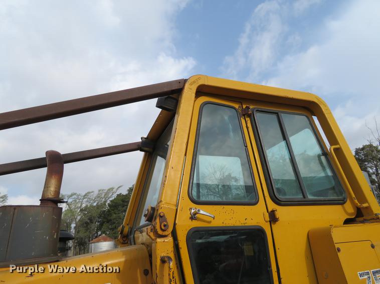 image for item EJ9541 1989 John Deere 750B dozer