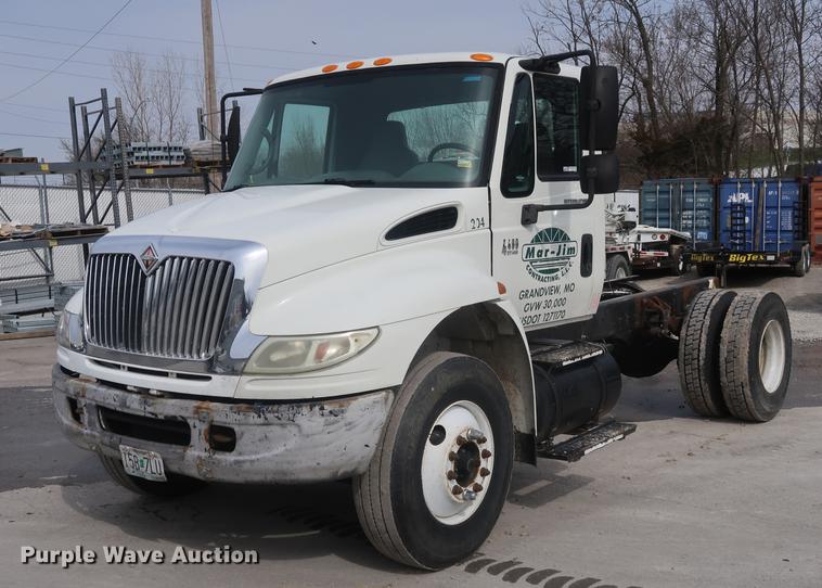 image for item EL9279 2005 International DuraStar 4400 truck cab and chassis