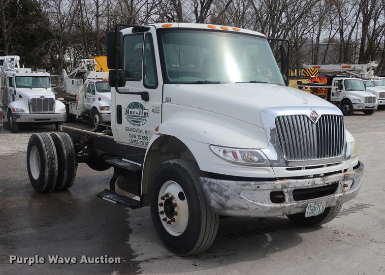 image for item EL9279 2005 International DuraStar 4400 truck cab and chassis