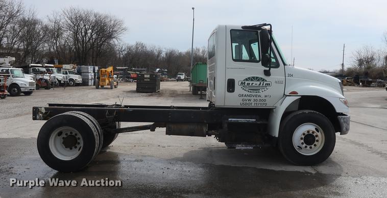 image for item EL9279 2005 International DuraStar 4400 truck cab and chassis