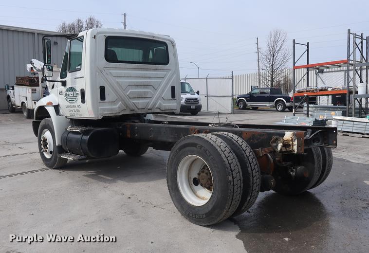 image for item EL9279 2005 International DuraStar 4400 truck cab and chassis