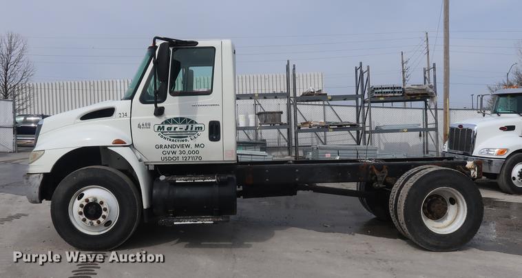 image for item EL9279 2005 International DuraStar 4400 truck cab and chassis