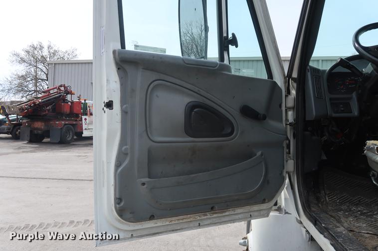 image for item EL9279 2005 International DuraStar 4400 truck cab and chassis