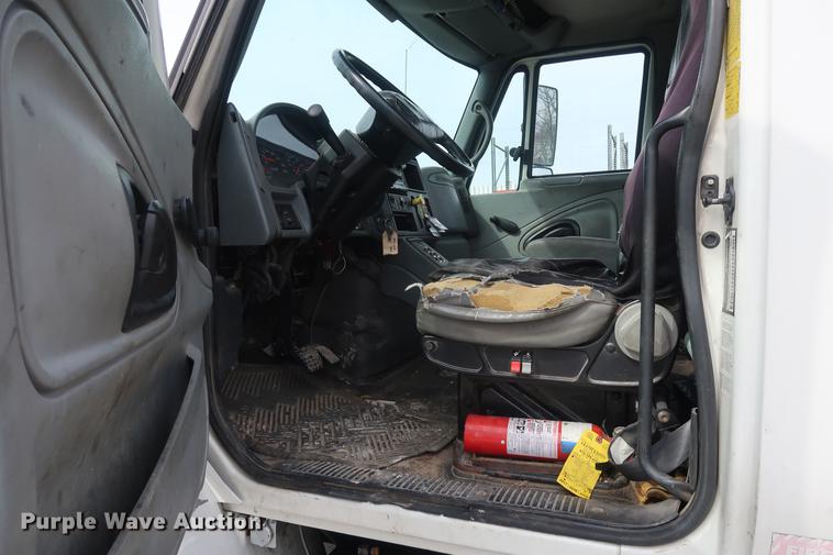 image for item EL9279 2005 International DuraStar 4400 truck cab and chassis