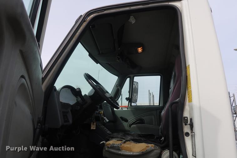 image for item EL9279 2005 International DuraStar 4400 truck cab and chassis