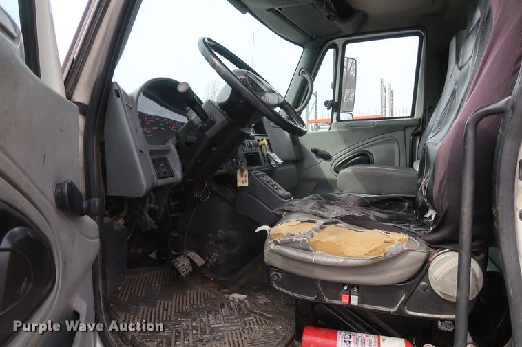 image for item EL9279 2005 International DuraStar 4400 truck cab and chassis