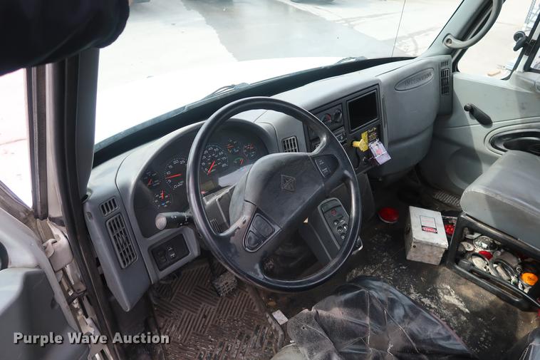 image for item EL9279 2005 International DuraStar 4400 truck cab and chassis