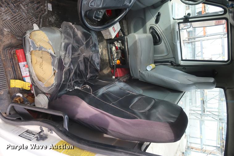 image for item EL9279 2005 International DuraStar 4400 truck cab and chassis