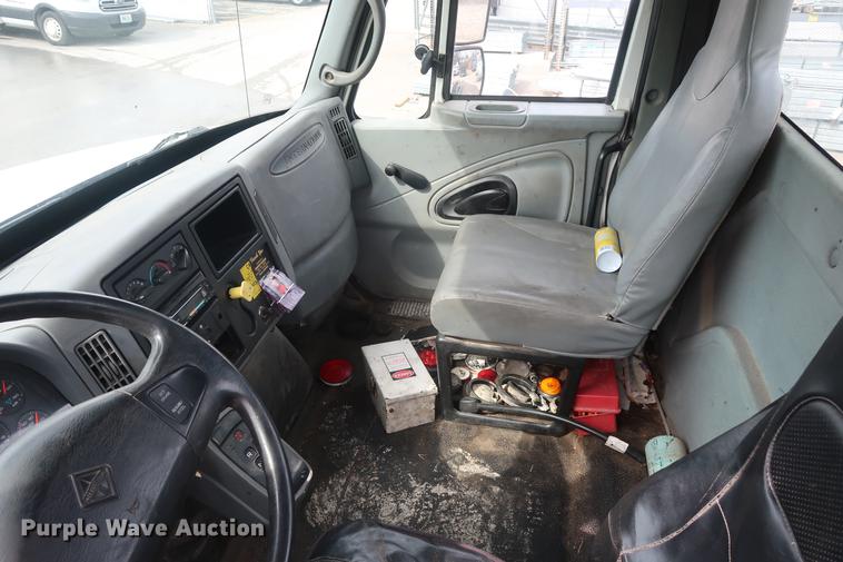 image for item EL9279 2005 International DuraStar 4400 truck cab and chassis