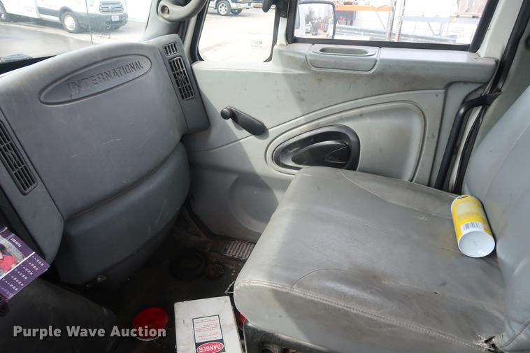 image for item EL9279 2005 International DuraStar 4400 truck cab and chassis