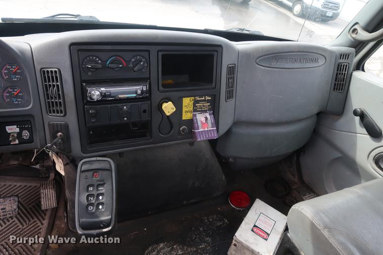 image for item EL9279 2005 International DuraStar 4400 truck cab and chassis