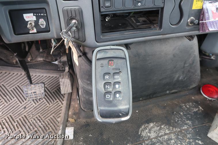 image for item EL9279 2005 International DuraStar 4400 truck cab and chassis