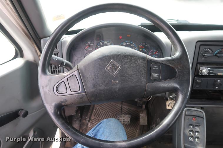 image for item EL9279 2005 International DuraStar 4400 truck cab and chassis