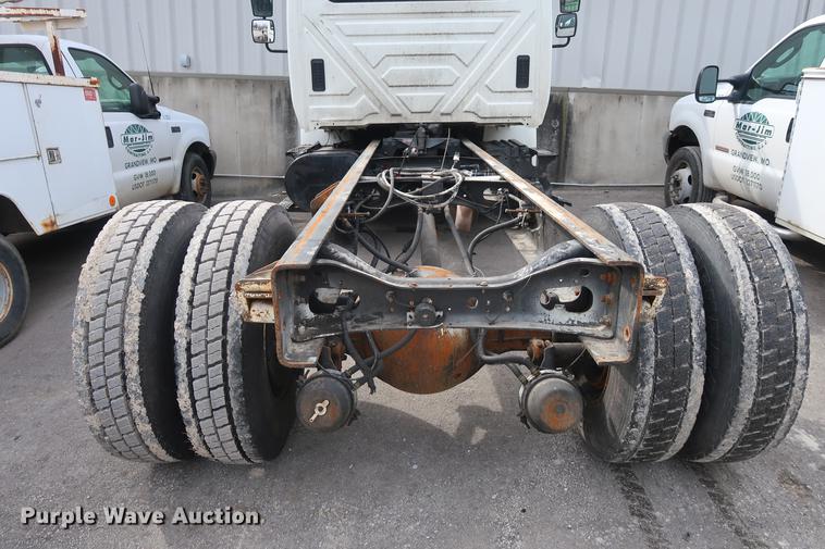 image for item EL9279 2005 International DuraStar 4400 truck cab and chassis