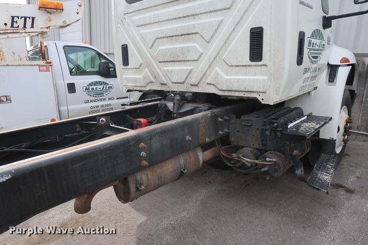 image for item EL9279 2005 International DuraStar 4400 truck cab and chassis