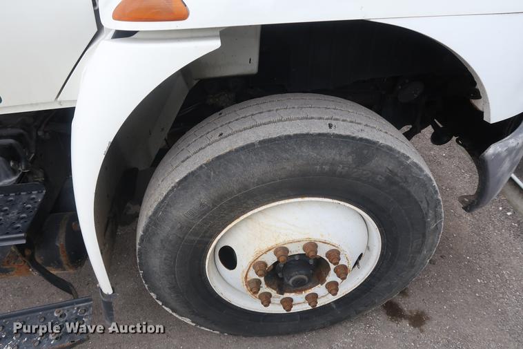 image for item EL9279 2005 International DuraStar 4400 truck cab and chassis