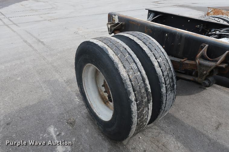 image for item EL9279 2005 International DuraStar 4400 truck cab and chassis