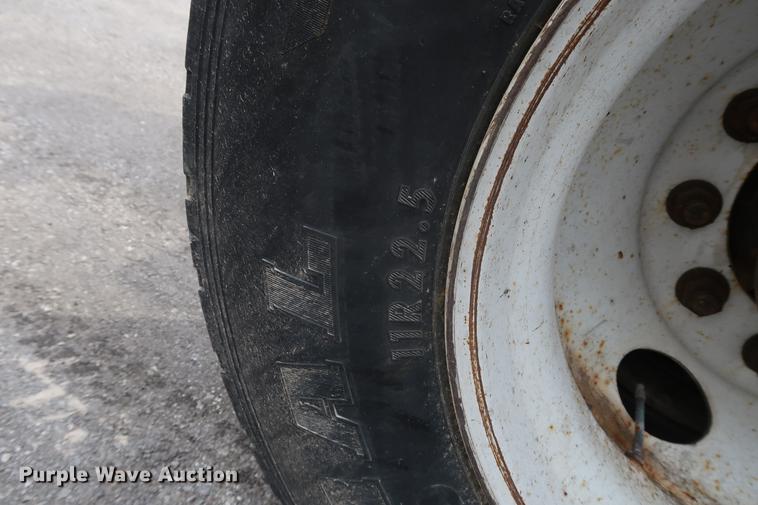 image for item EL9279 2005 International DuraStar 4400 truck cab and chassis