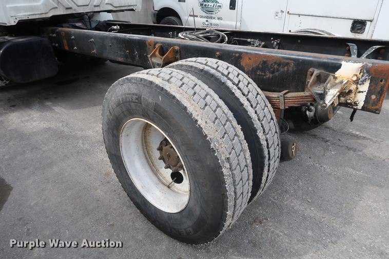 image for item EL9279 2005 International DuraStar 4400 truck cab and chassis