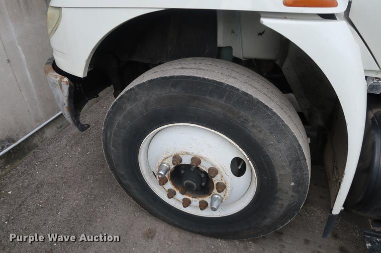 image for item EL9279 2005 International DuraStar 4400 truck cab and chassis