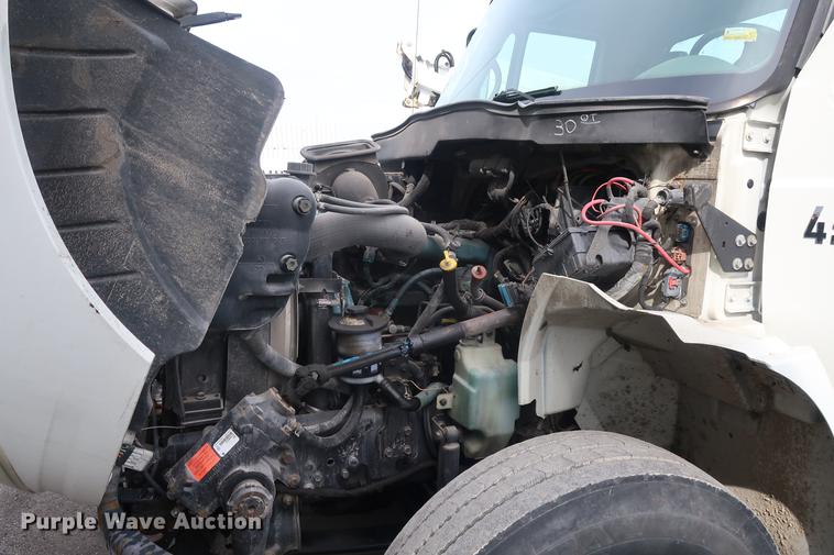 image for item EL9279 2005 International DuraStar 4400 truck cab and chassis