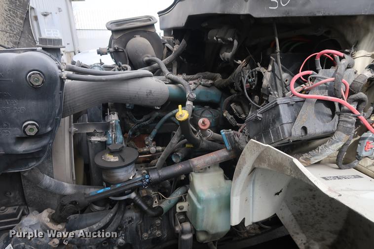 image for item EL9279 2005 International DuraStar 4400 truck cab and chassis