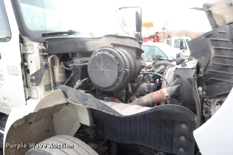 image for item EL9279 2005 International DuraStar 4400 truck cab and chassis