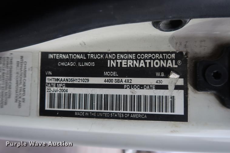 image for item EL9279 2005 International DuraStar 4400 truck cab and chassis