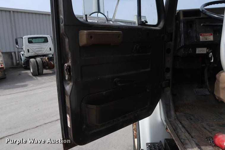 image for item EL9281 1991 International 4900 crane truck
