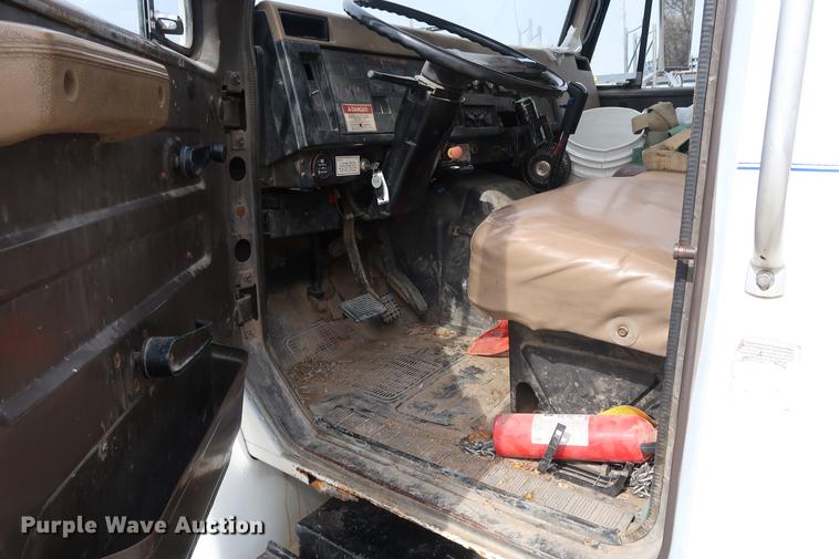 image for item EL9281 1991 International 4900 crane truck