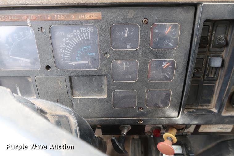 image for item EL9281 1991 International 4900 crane truck