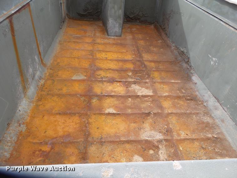 image for item EN9557 1997 International 4900 dump truck