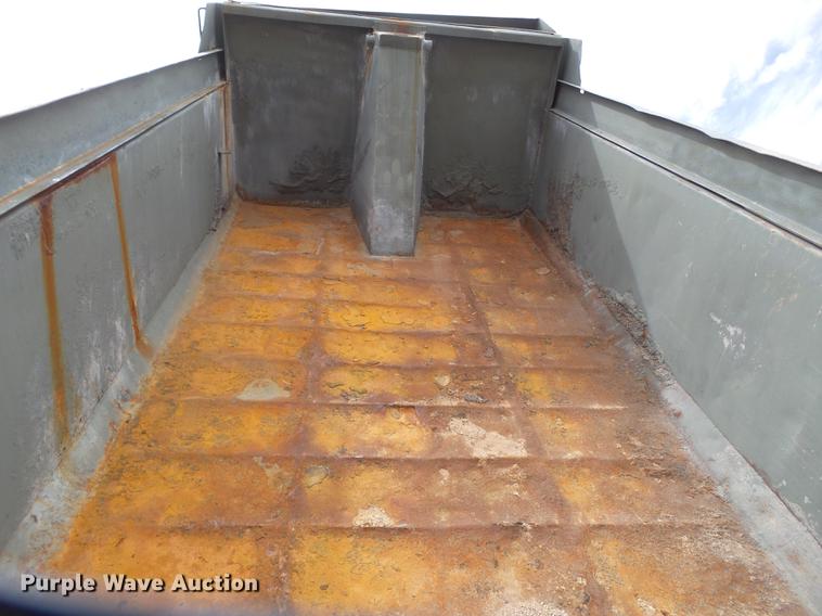 image for item EN9557 1997 International 4900 dump truck