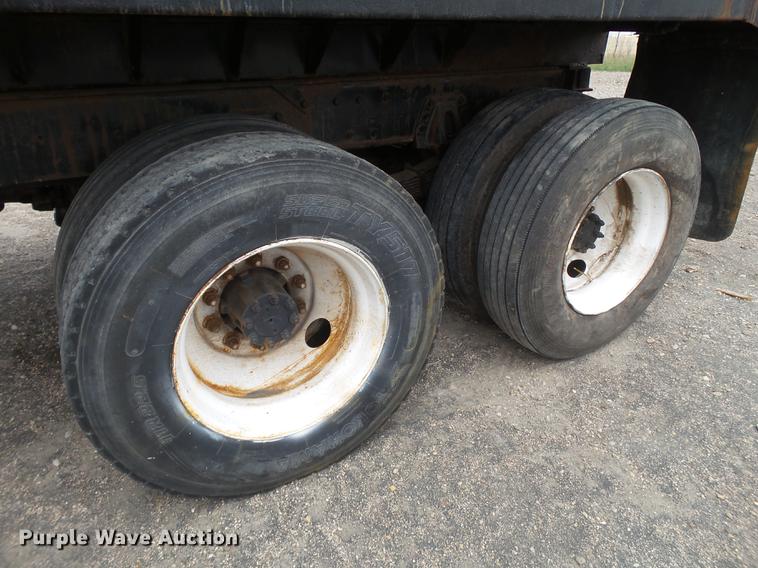 image for item EN9557 1997 International 4900 dump truck