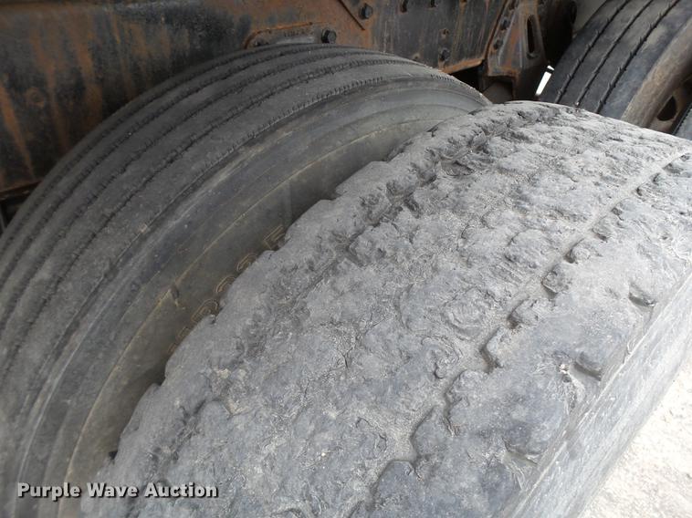 image for item EN9557 1997 International 4900 dump truck