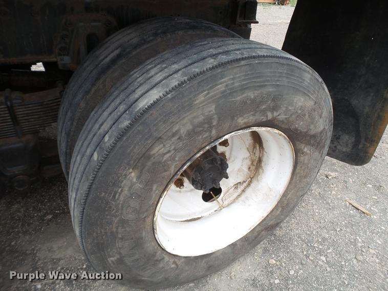 image for item EN9557 1997 International 4900 dump truck