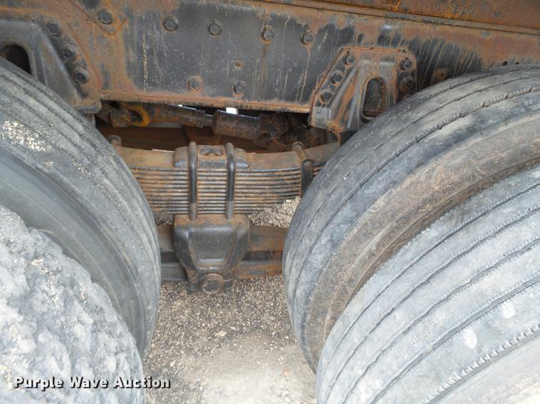 image for item EN9557 1997 International 4900 dump truck