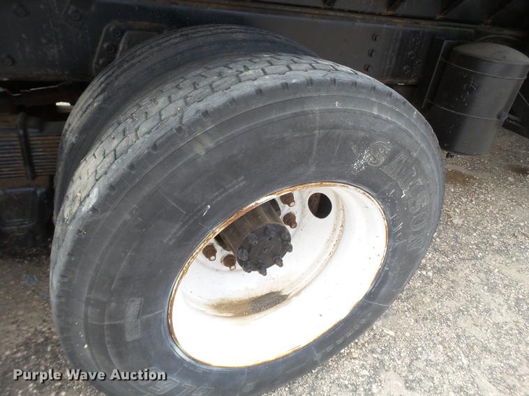 image for item EN9557 1997 International 4900 dump truck