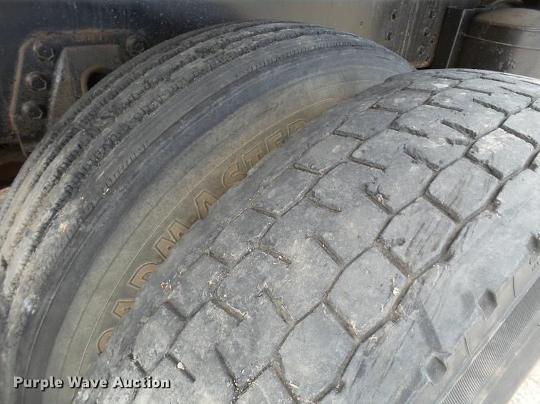 image for item EN9557 1997 International 4900 dump truck